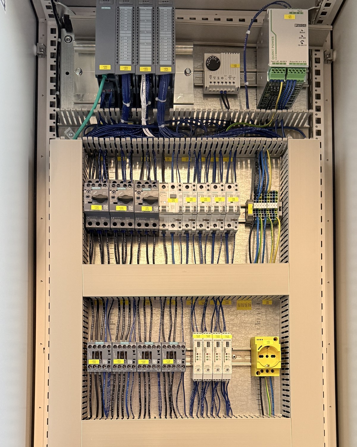 Kompletter Schaltschrank einer Produktionsanlage: SIMATIC Steuerung, Sicherheitstechnik, SEW Frequenzumrichter und strukturierte Verdrahtung